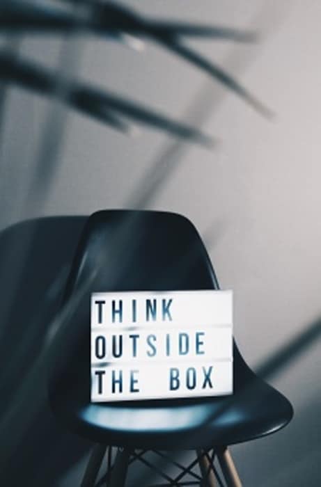 un panneau think outside the box sur une chaise
