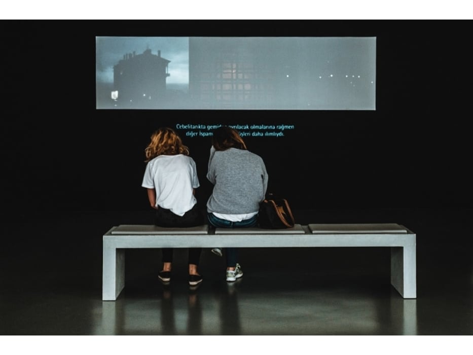 deux enfants assis devant lecran noir