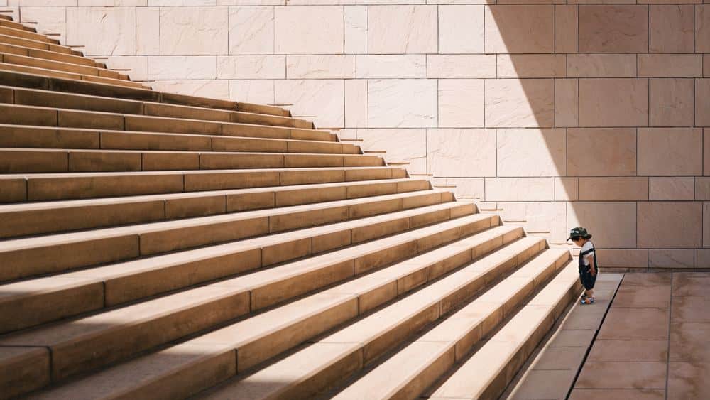 une fille sous un grand escalier