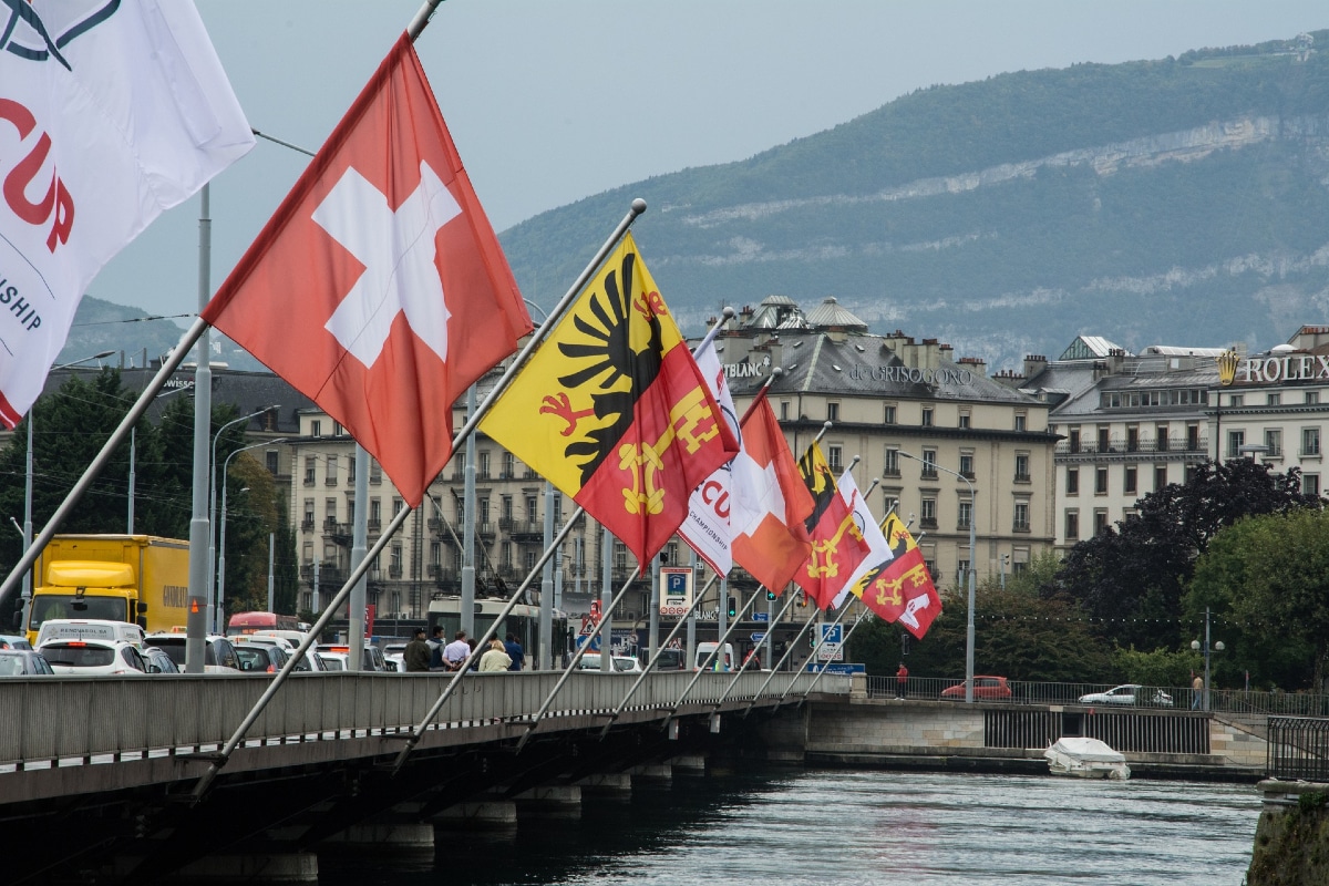 le pont de Geneve avec des drapeaux
