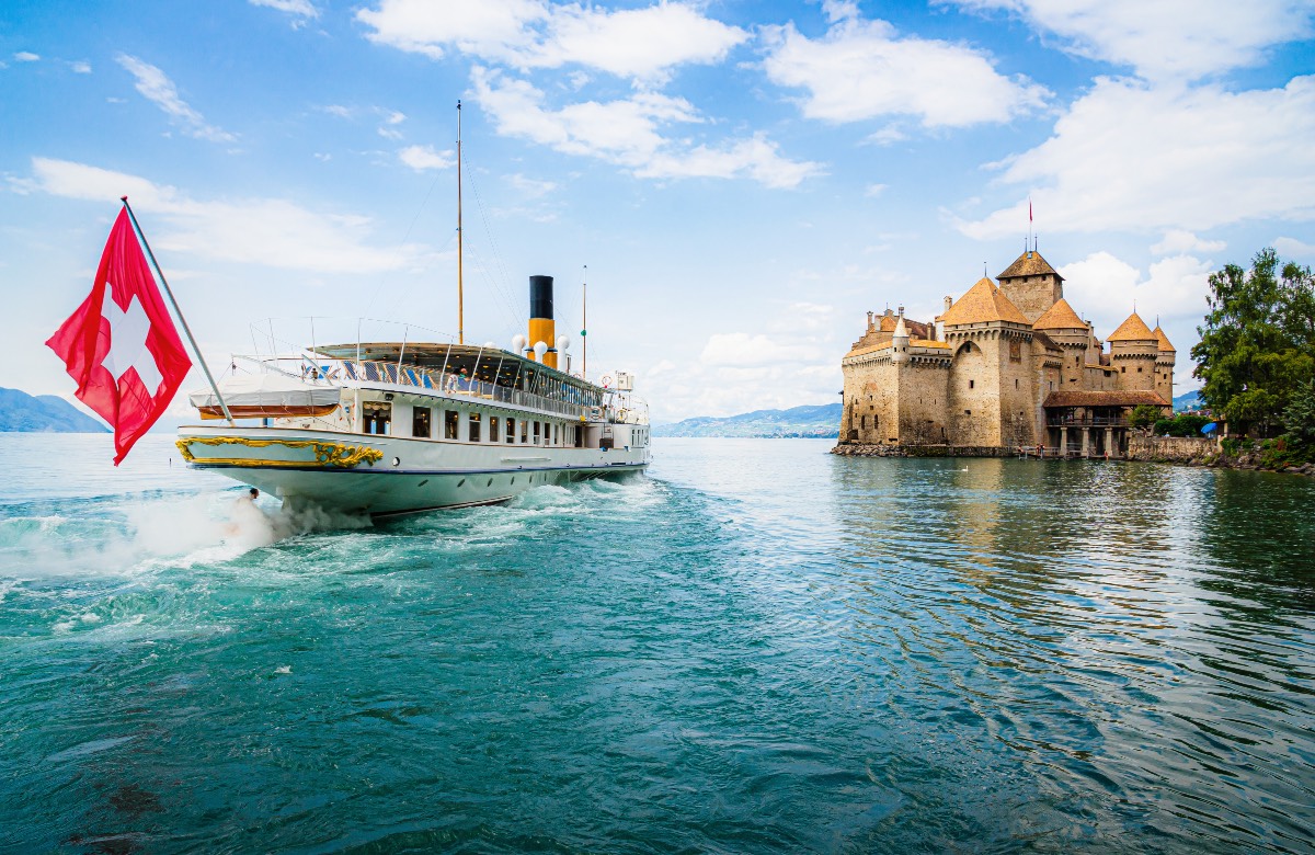 vue panoramique du chateau Chillon et du bateau sur le lac leman