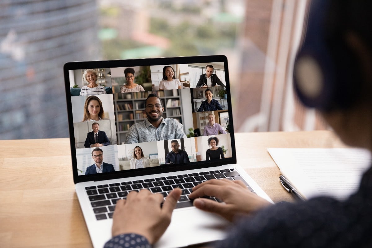 femme avec un casque qui participe a une videoconference virtuelle